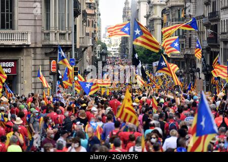 Barcelone, Espagne. 11 septembre 2021. Des foules de manifestants marchent avec des drapeaux sur la rue via Laietana pendant la manifestation de la Journée nationale de Catalogne.400.000 personnes selon l'Assemblée nationale catalane (ANC) et 108,000 selon la police locale manifestent à Barcelone le jour national de la Catalogne pour réclamer l'indépendance. (Photo de Ramon Costa/SOPA Images/Sipa USA) crédit: SIPA USA/Alay Live News Banque D'Images