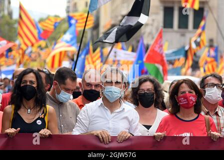 Barcelone, Espagne. 11 septembre 2021. Le Président du «nium culturel Jordi Cuixart (C) pardonné par le Gouvernement espagnol pour son emprisonnement pour le référendum de 2017 lors de la manifestation de la Journée nationale de Catalogne.400.000 personnes selon l'Assemblée nationale catalane (ANC) et 108,000 selon la police locale manifestent à Barcelone La Journée nationale de la Catalogne pour exiger l'indépendance. (Photo de Ramon Costa/SOPA Images/Sipa USA) crédit: SIPA USA/Alay Live News Banque D'Images