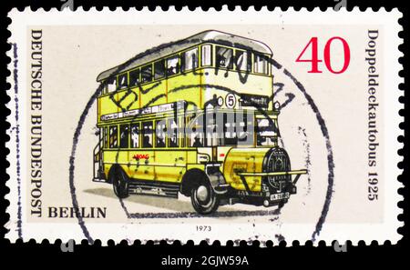 MOSCOU, RUSSIE - 20 JUIN 2021: Timbre-poste imprimé en Allemagne, Berlin, spectacles , transport à Berlin: Bus et cars série, vers 1973 Banque D'Images