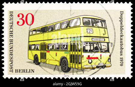MOSCOU, RUSSIE - 20 JUIN 2021: Timbre-poste imprimé en Allemagne, Berlin, montre Doubledeck bus (1970), transport à Berlin: Bus et autocars ser Banque D'Images