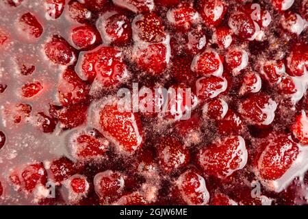 Processus de fabrication de confiture de fraises maison. La confiture de fraises a l'air très appétissante. Confiture de fraises maison à ébullition. Gros plan sur la confiture de fraises. Banque D'Images