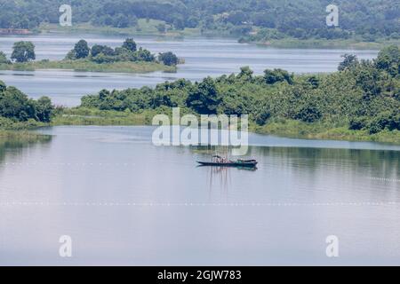 Lac de Kaptai Rangamati, Une beauté de la nature au Bangladesh. Banque D'Images