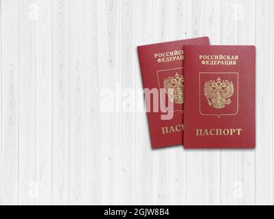 Document rouge avec inscription du passeport de la Fédération de Russie.Photo de haute qualité Banque D'Images