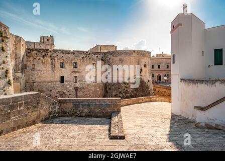 Le château aragonais d'Otrante, province de Lecce, Salento, région des Pouilles, Italie. Il a été construit à l'origine au XIe siècle. Banque D'Images