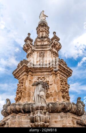 Le Spire de l'Immaculée (Guglia dell'Immacolata), fabriqué en 1743 dans le style baroque Nardò, province de Lecce, Salento, Puglia, Sud de l'Italie. Banque D'Images