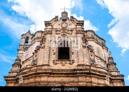 Façade de l'église Saint-Joseph, construite au XVIIIe siècle dans un style baroque avec le grès Leccois local ('pietra leccese'), Nardò, Italie Banque D'Images