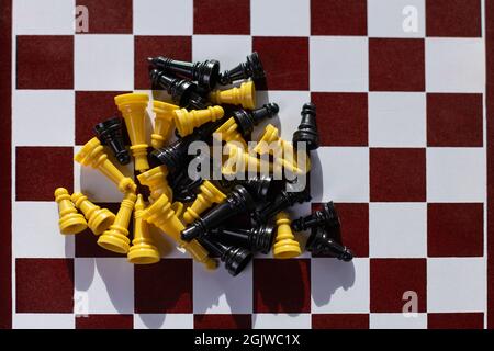 Une vue de dessus des pièces d'échecs dispersées sur le plateau Banque D'Images