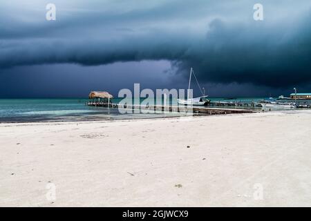 Plage dans le village de Caye Caulker, Belize. La tempête arrive. Banque D'Images