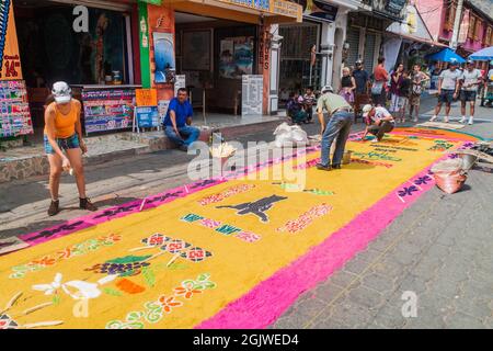 PANAJACHEL, GUATEMALA - 25 MARS 2016 : les gens décorent les tapis de Pâques dans le village de Panajachel, Guatemala Banque D'Images