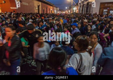 ANTIGUA, GUATEMALA - 25 MARS 2016 : participants à la procession du Vendredi Saint à Antigua Guatemala. Banque D'Images