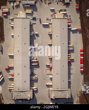 Terminal de chargement avec remorques et semi-remorques, vue aérienne du dessus. Les camions avec remorques attendent le chargement des marchandises pour le transport dans l'entrepôt de chargement. Vue aérienne de dessus tir de drone. Banque D'Images