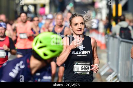 Brighton, Royaume-Uni. 12 septembre 2021. Des milliers de coureurs participent aujourd'hui au marathon de Brighton après que la course de l'année dernière a été annulée en raison des restrictions de verrouillage de COVID-19 : Credit Simon Dack/Alay Live News Banque D'Images