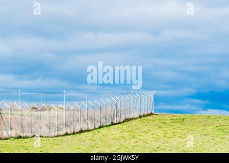 Un ciel gris et une clôture de périmètre de sécurité élevée entourent le nouvel aéroport international de Sydney-Ouest (Nancy Bird Walton) qui doit être ouvert en 2026 Banque D'Images