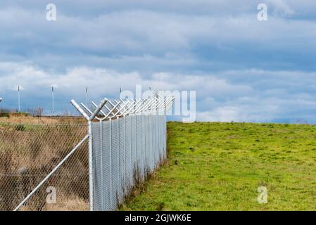 Un ciel gris et une clôture de périmètre de sécurité élevée entourent le nouvel aéroport international de Sydney-Ouest (Nancy Bird Walton) qui doit être ouvert en 2026 Banque D'Images