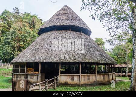 Hutte dans un endroit de camping dans le parc national Laguna Lachua, Guatemala Banque D'Images