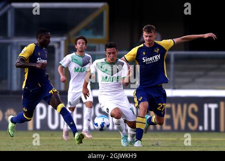 VERONA, ITALIE - AOÛT 21: Giacomo Raspadori des États-Unis Sassuolo concurrence pour le ballon avec Pawel Dawidowicz et Martin Hongla de Hellas Verona FC, pendant la série Un match entre Hellas Verona FC et US Sassuolo au Stadio Marcantonio Bentegodi le 21 août 2021 à Vérone, Italie. (Photo par MB Media) Banque D'Images