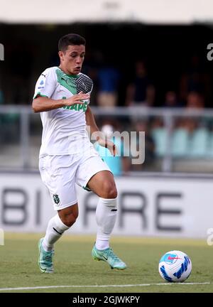 VÉRONE, ITALIE - AOÛT 21: Giacomo Raspadori des États-Unis Sassuolo en action, pendant la série Un match entre Hellas Verona FC et US Sassuolo au Stadio Marcantonio Bentegodi le 21 août 2021 à Vérone, Italie. (Photo par MB Media) Banque D'Images