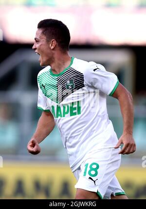 VÉRONE, ITALIE - AOÛT 21: Giacomo Raspadori des États-Unis Sassuolo célèbre après avoir inscrit son but, pendant la série Un match entre Hellas Verona FC et US Sassuolo au Stadio Marcantonio Bentegodi le 21 août 2021 à Vérone, Italie. (Photo par MB Media) Banque D'Images