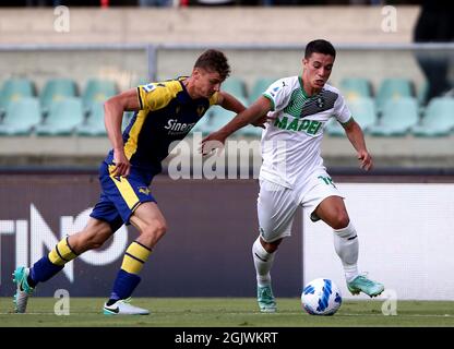 VERONA, ITALIE - AOÛT 21: Giacomo Raspadori des États-Unis Sassuolo concurrence pour le ballon avec Pawel Dawidowicz de Hellas Verona FC, pendant la série Un match entre Hellas Verona FC contre US Sassuolo au Stadio Marcantonio Bentegodi le 21 août 2021 à Vérone, Italie. (Photo par MB Media) Banque D'Images