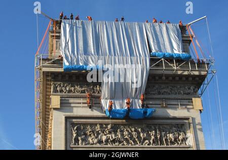 Paris, France. 12 septembre 2021. Les grimpeurs ont commencé à envelopper l'Arc de Triomphe. L'enveloppe doit être achevée d'ici le 18 septembre 2021 - et avec elle un rêve de vie du couple d'artistes Christo et Jeanne-Claude, dont l'accomplissement, cependant, ne peut plus être témoin. Jeanne-Claude meurt en 2009, Christo le 31 mai 2020. Credit: Sabine Glaubitz/dpa/Alay Live News Banque D'Images