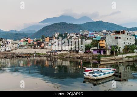 Vue sur le village de Santiago Atitlan, Guatemala Banque D'Images