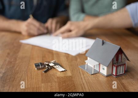 Gros plan des clés et du modèle maison sur la table Banque D'Images