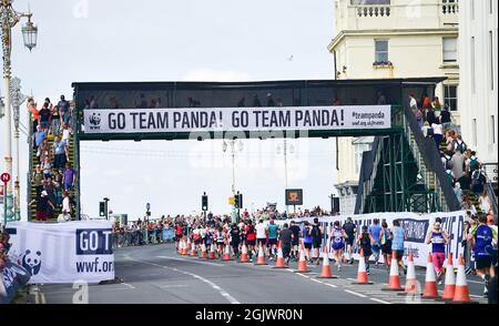 Brighton UK 12 septembre 2021 - des milliers de coureurs participent au marathon de Brighton aujourd'hui après l'annulation de la course des dernières années en raison des restrictions de verrouillage de COVID-19 : Credit Simon Dack / Alay Live News Banque D'Images