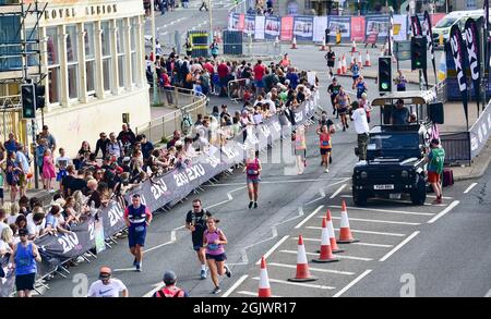 Brighton UK 12 septembre 2021 - des milliers de coureurs participent au marathon de Brighton aujourd'hui après l'annulation de la course des dernières années en raison des restrictions de verrouillage de COVID-19 : Credit Simon Dack / Alay Live News Banque D'Images