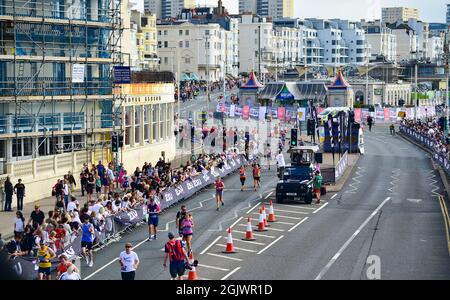 Brighton UK 12 septembre 2021 - des milliers de coureurs participent au marathon de Brighton aujourd'hui après l'annulation de la course des dernières années en raison des restrictions de verrouillage de COVID-19 : Credit Simon Dack / Alay Live News Banque D'Images