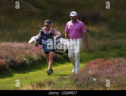 Lee Westwood (à droite) et caddie Helen Story traversent la 11e journée du championnat BMW PGA au club de golf Wentworth, Virginia Water. Date de la photo: Dimanche 12 septembre 2021. Banque D'Images