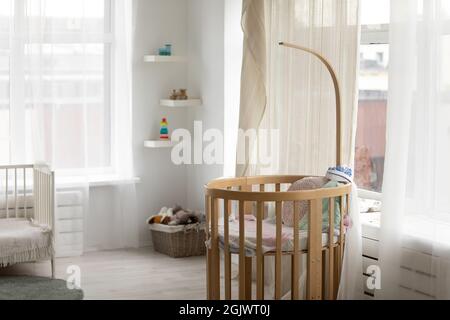 Chambre d'enfants avec lit bébé en bois pour nouveau-né Banque D'Images