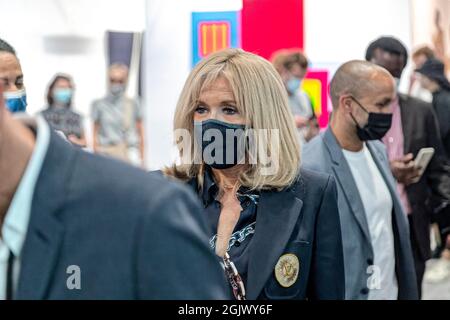 Paris, France. 10th septembre 2021. Brigitte Macron visite l'exposition Art Paris 2021 au Grand Palais Ephemere à Paris sur 10 septembre 2021. Banque D'Images