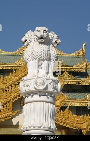 Une photo verticale d'une statue en marbre blanc de trois lions sur un pilier près de l'entrée d'un temple Banque D'Images