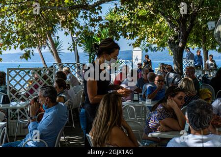 TREVIGNANO ROMANO ITALIE, ROYAUME-UNI. 12 septembre 2021. Les personnes qui dînent en plein air au bord du lac lors d'une journée chaude sur le lac Bracciano tandis que les familles apprécient le soleil car les températures restent élevées en septembre. Credit: amer ghazzal / Alamy Live News Banque D'Images