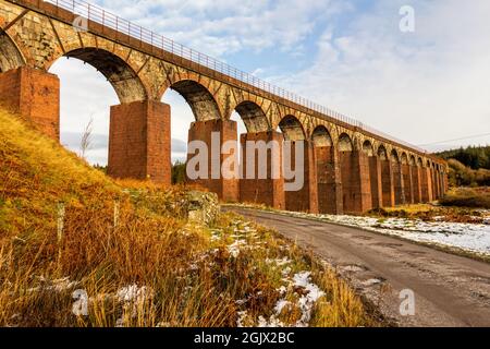 L'ancienne brique rouge victorienne Big Water of Fleet Railway Viaduct, Cairnsmore of Fleet National nature Reserve, Dumfries et Galloway, Écosse Banque D'Images