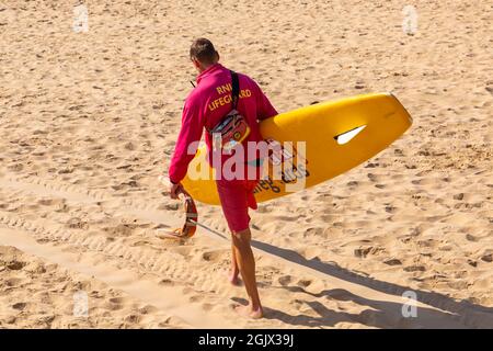 Bournemouth, Dorset, Royaume-Uni. 12 septembre 2021. Météo au Royaume-Uni : les plages de Bournemouth sont chaudes et ensoleillées, tandis que les amateurs de plage se dirigent vers le bord de mer pour profiter du soleil. RNLI Lifeguard. Crédit : Carolyn Jenkins/Alay Live News Banque D'Images