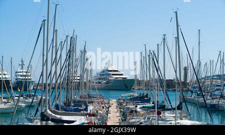 Méga yacht dans le port d'Antibes par une journée ensoleillée en septembre Banque D'Images