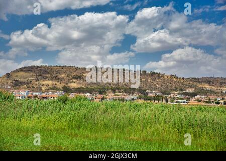 Paysage typique de Chypre d'été avec village et collines près de Larnaca, Chypre. Banque D'Images