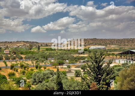 Paysage typique de Chypre d'été avec village et collines près de Larnaca, Chypre. Banque D'Images