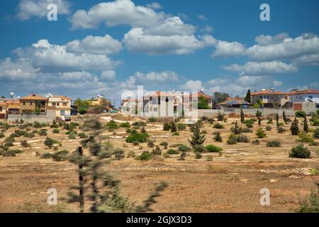 Paysage typique chypriote d'été avec village près de Larnaca, Chypre. Banque D'Images