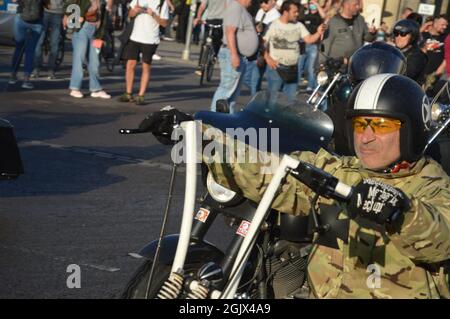 Rassemblement de motards des Hells Angels et Bandidos près de la porte de Brandebourg à Berlin, Allemagne - 11 septembre 2021. Banque D'Images