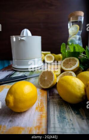 Préparation de jus frais presser sur citron frais et citron vert. Presse-citron ou presse-citron. Banque D'Images