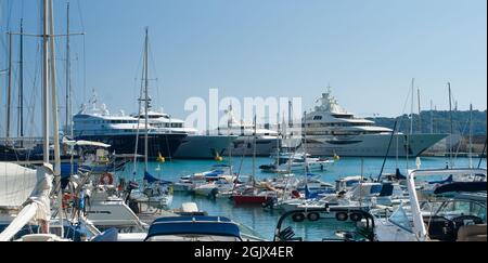 Méga yacht dans le port d'Antibes par une journée ensoleillée en septembre Banque D'Images