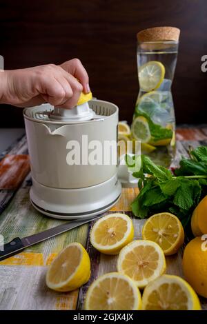 Préparation de jus frais presser sur citron frais et citron vert. Presse-citron ou presse-citron. Banque D'Images