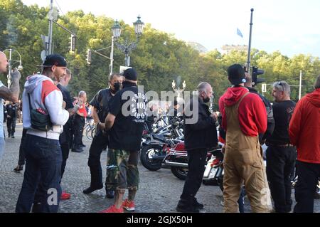 Rassemblement de motards des Hells Angels et Bandidos près de la porte de Brandebourg à Berlin, Allemagne - 11 septembre 2021. Banque D'Images