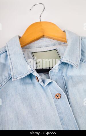 Chemise en denim bleu clair, col et boutons, chemise en Jean bleu gros plan Banque D'Images