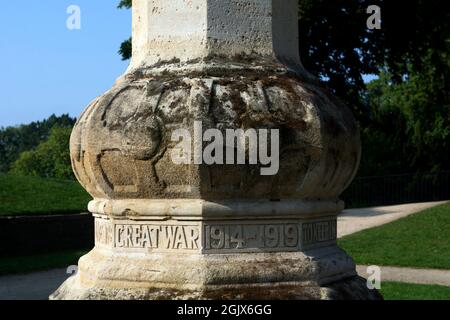 Détail de la base de la statue de l'Ange de la Miséricorde, le mémorial de guerre, Castle Hill, Hinckley, Leicestershire, Angleterre, ROYAUME-UNI Banque D'Images