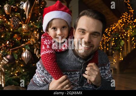 Photo de tête d'un petit garçon heureux et d'un père en forme de câlin. Banque D'Images