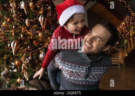 Jeune père émotionnel jouant avec rire petit fils. Banque D'Images