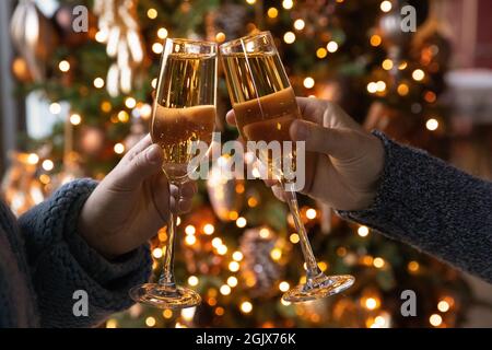 Gros plan jeunes couples, verres à champagne, fête du nouvel an. Banque D'Images